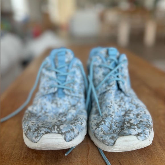 Women’s Roshe Run Premium 'Blue Camo' Nike shoes - Picture 2 of 6